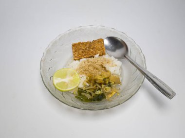 Endonezya 'dan Soto Ayam adlı bir yemek. Yanında da bir tabak tempeh.