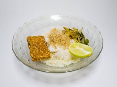 Endonezya 'dan Soto Ayam adlı bir yemek. Yanında da bir tabak tempeh.