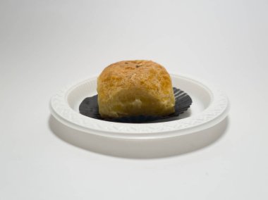 Marketteki atıştırmalıklar beyaz bir kabın içinde muzlu kek.