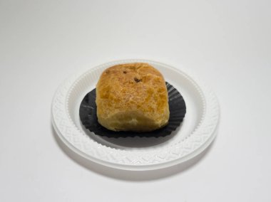 Marketteki atıştırmalıklar beyaz bir kabın içinde muzlu kek.