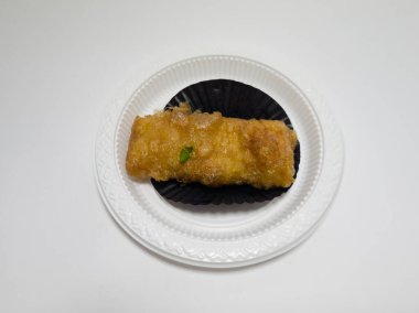 Marketteki aperatifler beyaz bir kapta kektir.