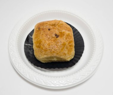 Marketteki atıştırmalıklar beyaz bir kabın içinde muzlu kek.