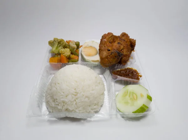 Masakan Indonesia Dengan Nasi Putih Ayam Goreng Mie Goreng Dan — Stok Foto