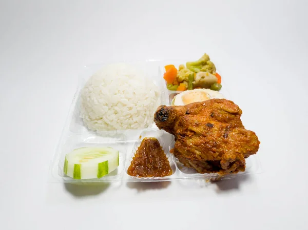 Comida Indonésia Com Arroz Branco Frango Frito Macarrão Frito Cenoura — Fotografia de Stock