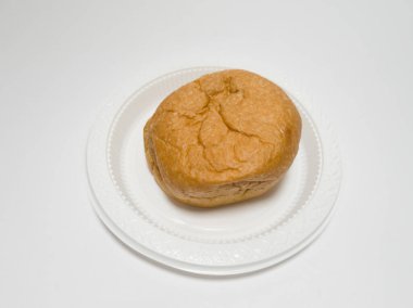 İçinde tatlı tereyağı ve çikolata var.