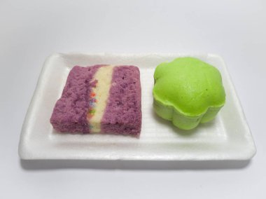 Un ve diğer malzemelerden yapılmış pazar atıştırmalıkları, yani sandviç ve putu kekleri.