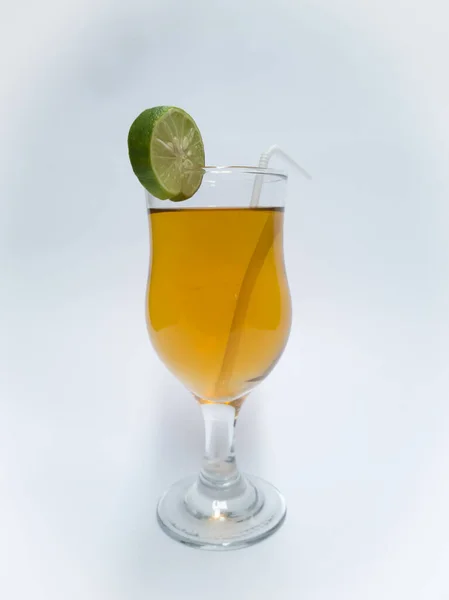 Bebida Chá Limão Copo Vidro Fundo Branco Cinza — Fotografia de Stock