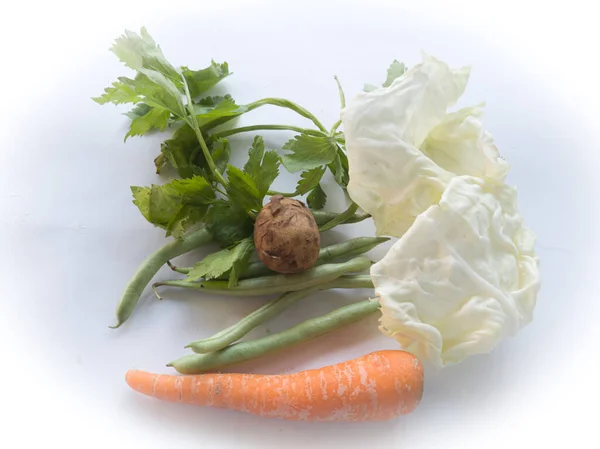 Surowe Warzywa Składające Się Liści Kapusty Białej Marchwi Ziemniaków Ciecierzycy — Zdjęcie stockowe