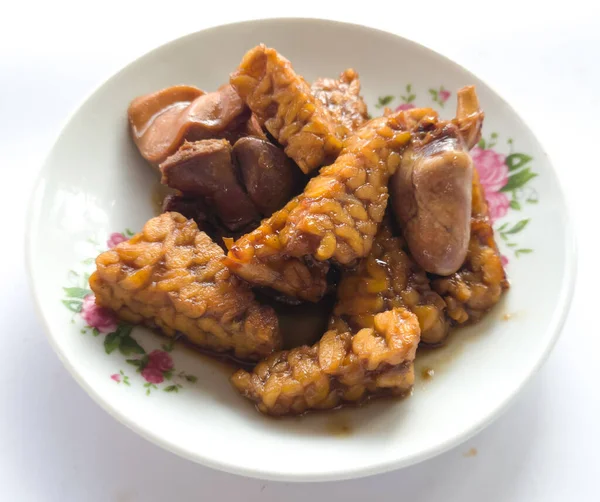 スライスしたテンペとスライスした鶏の肝臓から作られた唐辛子料理 — ストック写真