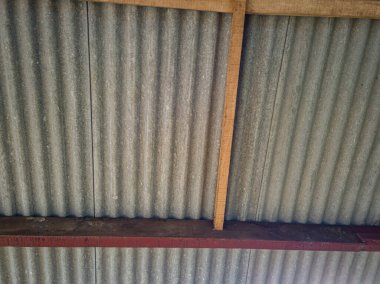 Evin çatısı kağıt ve çimentodan yapılmıştır, yani gri asbest.