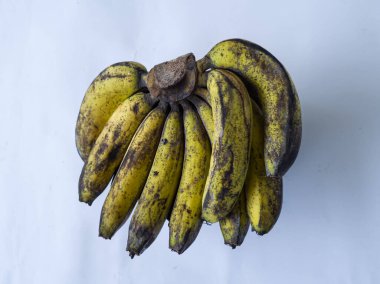 Olgun muzlar beyaz arkaplanda siyahımsı yeşiller