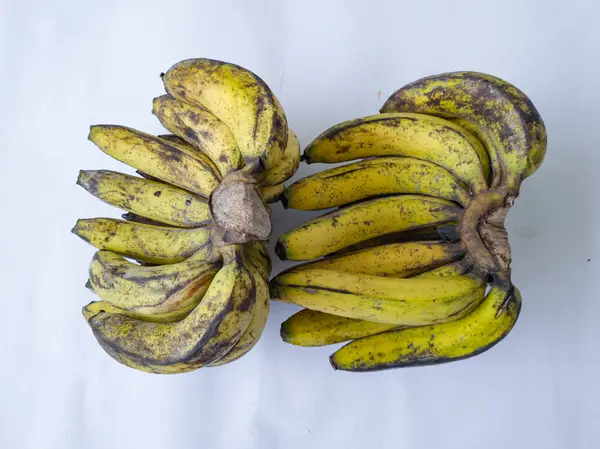 배경에는 바나나가 푸르스름 녹색이다 — 스톡 사진
