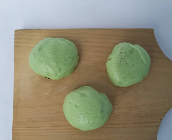 由面粉和其他原料制成的蛋糕被命名为绿色的面包圈 — 图库照片