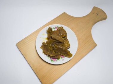 Beyaz tabakta lezzetli baharatlı sığır eti rendang