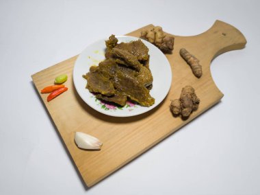 Beyaz tabakta lezzetli baharatlı sığır eti rendang