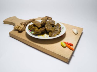 Beyaz tabakta lezzetli baharatlı sığır eti rendang