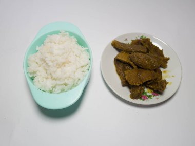 Beyaz tabakta lezzetli baharatlı sığır eti rendang