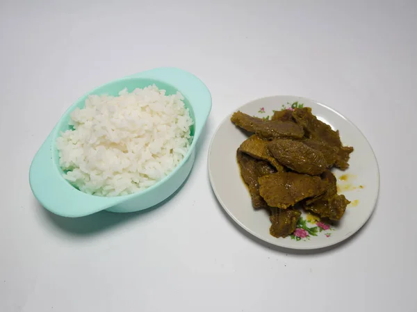 Hidangan Daging Sapi Rendang Dengan Rempah Rempah Lezat Piring Putih — Stok Foto