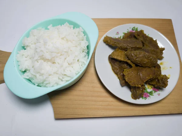 Говядина Rendang Блюдо Вкусными Специями Белой Тарелке — стоковое фото