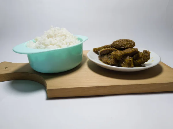 Rindfleisch Rendang Gericht Mit Köstlichen Gewürzen Auf Weißem Teller — Stockfoto