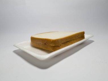 Beyaz arka planda çikolata ile doldurulmuş beyaz ekmek