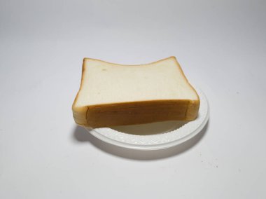 Beyaz arka planda çikolata ile doldurulmuş beyaz ekmek