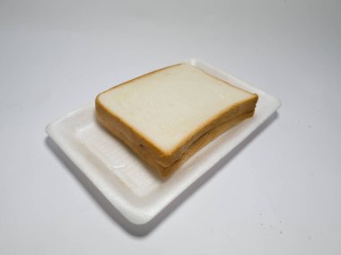 Beyaz arka planda çikolata ile doldurulmuş beyaz ekmek