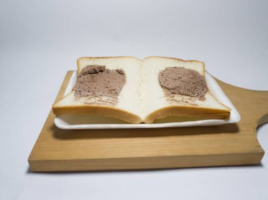 Beyaz arka planda çikolata ile doldurulmuş beyaz ekmek