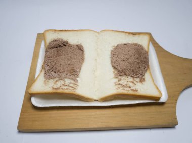 Beyaz arka planda çikolata ile doldurulmuş beyaz ekmek