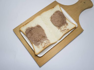 Beyaz arka planda çikolata ile doldurulmuş beyaz ekmek