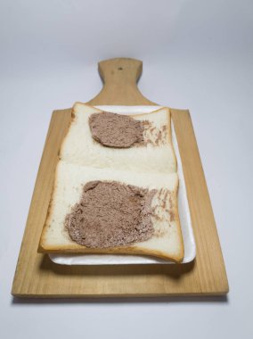 Beyaz arka planda çikolata ile doldurulmuş beyaz ekmek