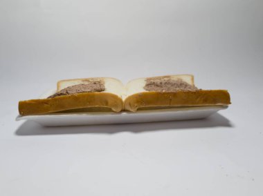 Beyaz arka planda çikolata ile doldurulmuş beyaz ekmek