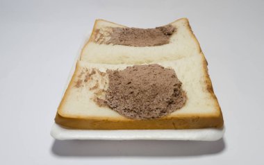 Beyaz arka planda çikolata ile doldurulmuş beyaz ekmek