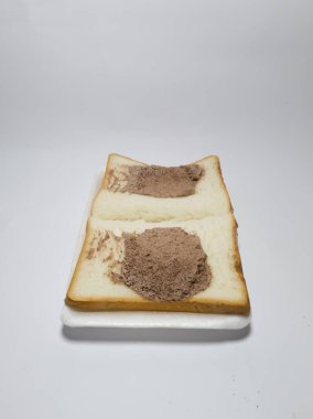 Beyaz arka planda çikolata ile doldurulmuş beyaz ekmek