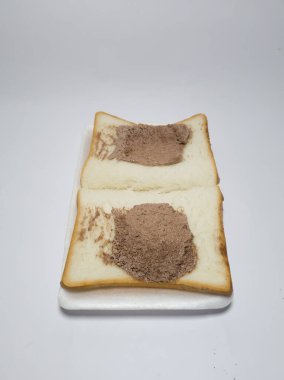 Beyaz arka planda çikolata ile doldurulmuş beyaz ekmek