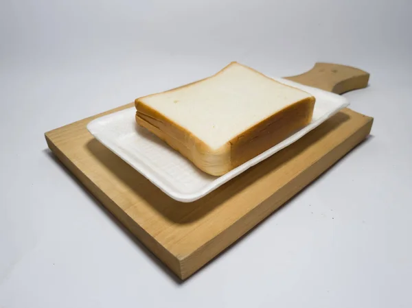 Beyaz Arka Planda Çikolata Ile Doldurulmuş Beyaz Ekmek — Stok fotoğraf
