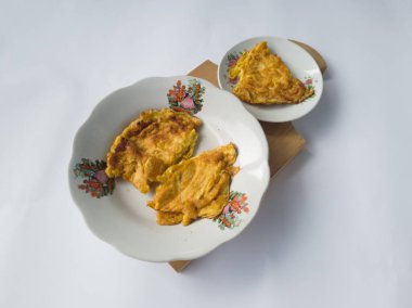 Beyaz arka planda beyaz bir tabakta omlet.