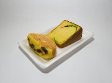 Marketteki abur cuburlar pandispanya ve kusmuklu kek.