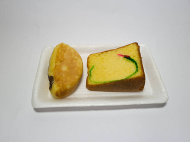 Marketteki abur cuburlar pandispanya ve kusmuklu kek.