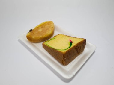 Marketteki abur cuburlar pandispanya ve kusmuklu kek.