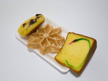 Pazar atıştırmalıkları sünger keki, lamtari keki ve kusmuk keki.