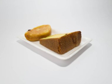 Marketteki abur cuburlar pandispanya ve kusmuklu kek.