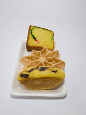 Pazar atıştırmalıkları sünger keki, lamtari keki ve kusmuk keki.