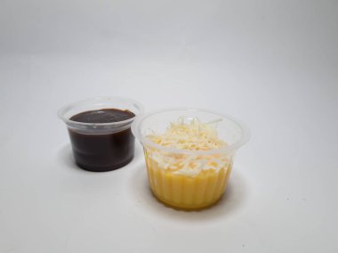 Marketteki abur cuburlar çikolata jölesi ve üzerine peynir serpiştirilmiş mısır ezmesi.