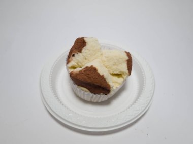 Pazar atıştırmalığı buğulanmış sünger ekmeği beyaz çikolatada çiçek açıyor.