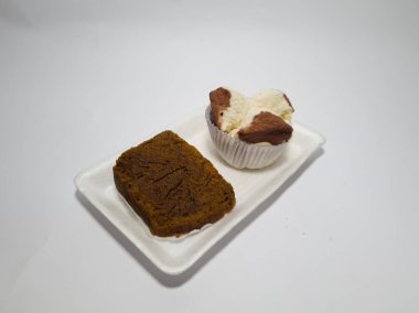 Kahverengi ekmek ve sünger ekmeğinden oluşan bir pazar atıştırması.