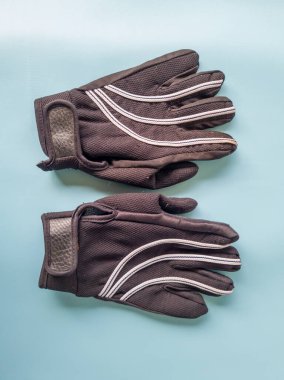 Motosikletler için beyaz çizgili siyah eldivenler