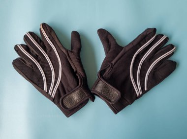 Motosikletler için beyaz çizgili siyah eldivenler