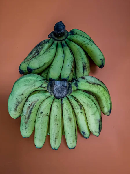 Bananas Verdes Maduras Fundo Amarelo Cenoura — Fotografia de Stock