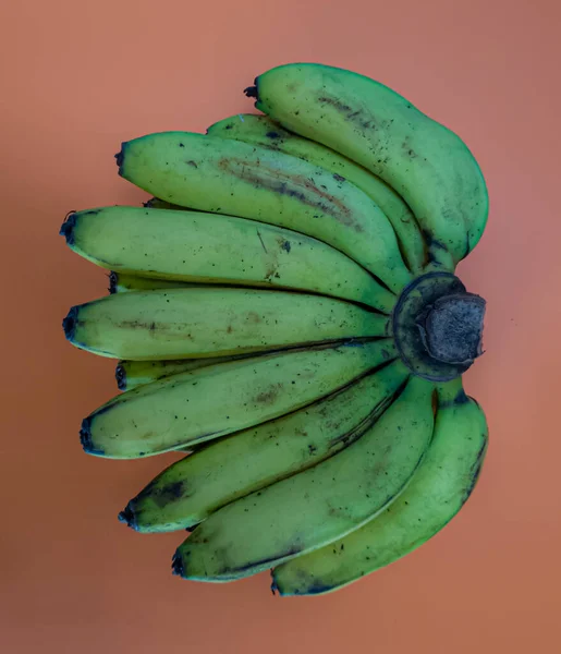 Banane Verdi Mature Uno Sfondo Giallo Carota — Foto Stock